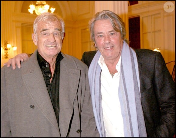 Alain Delon et Jean-Paul Belmondo après la pièce "Le Gardien" à Paris le 5 décembre 2006