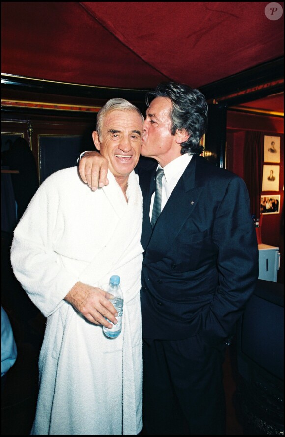 Alain Delon et Jean-Paul Belmondo lors de la générale de la pièce La Puce à l'oreille à Paris le 22 octobre 1996