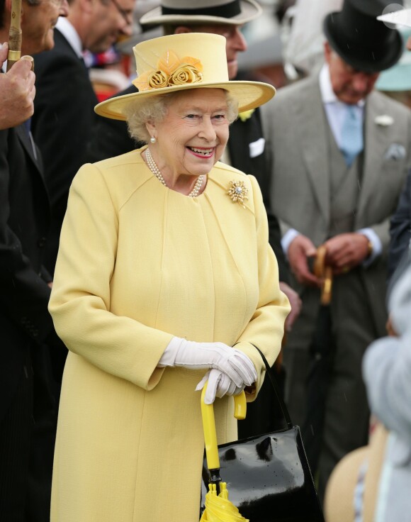 La reine Elizabeth II avait choisi une tenue jaune primevère pour ensoleillé la pluvieuse troisième garden party qu'elle donnait à Buckingham Palace le 3 juin 2014.