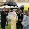 La reine Elizabeth II avait choisi une tenue jaune primevère pour ensoleillé la pluvieuse troisième garden party qu'elle donnait à Buckingham Palace le 3 juin 2014.