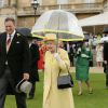 La reine Elizabeth II avait choisi une tenue jaune primevère pour ensoleillé la pluvieuse troisième garden party qu'elle donnait à Buckingham Palace le 3 juin 2014.