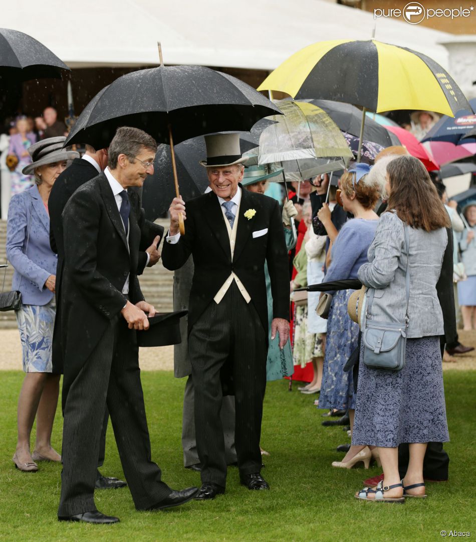 Le duc d&#039;Edimbourg lors de la pluvieuse troisième garden party de l&#039;année organisée à Buckingham Palace le 3 juin 2014.
