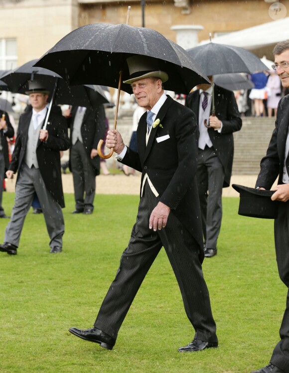 Le duc d'Edimbourg lors de la pluvieuse troisième garden party de l'année organisée à Buckingham Palace le 3 juin 2014.