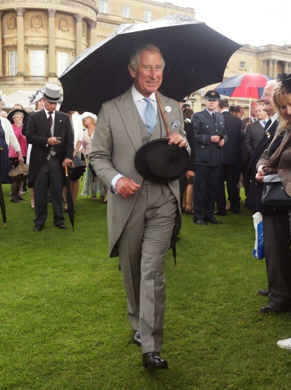 Le prince Charles lors de la pluvieuse troisième garden party de l'année organisée à Buckingham Palace le 3 juin 2014.