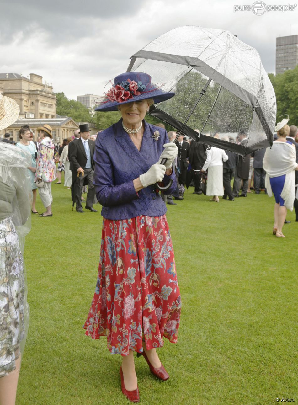 La princesse Alexandra de Kent lors de la pluvieuse troisième garden party de l&#039;année organisée par sa cousine Elizabeth II à Buckingham Palace le 3 juin 2014.