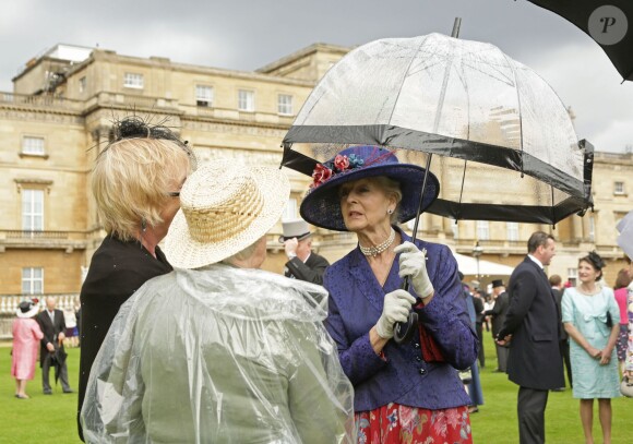 La princesse Alexandra de Kent lors de la pluvieuse troisième garden party de l'année organisée par sa cousine Elizabeth II à Buckingham Palace le 3 juin 2014.