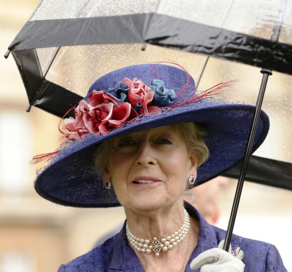 La princesse Alexandra de Kent lors de la pluvieuse troisième garden party de l'année organisée par sa cousine Elizabeth II à Buckingham Palace le 3 juin 2014.
