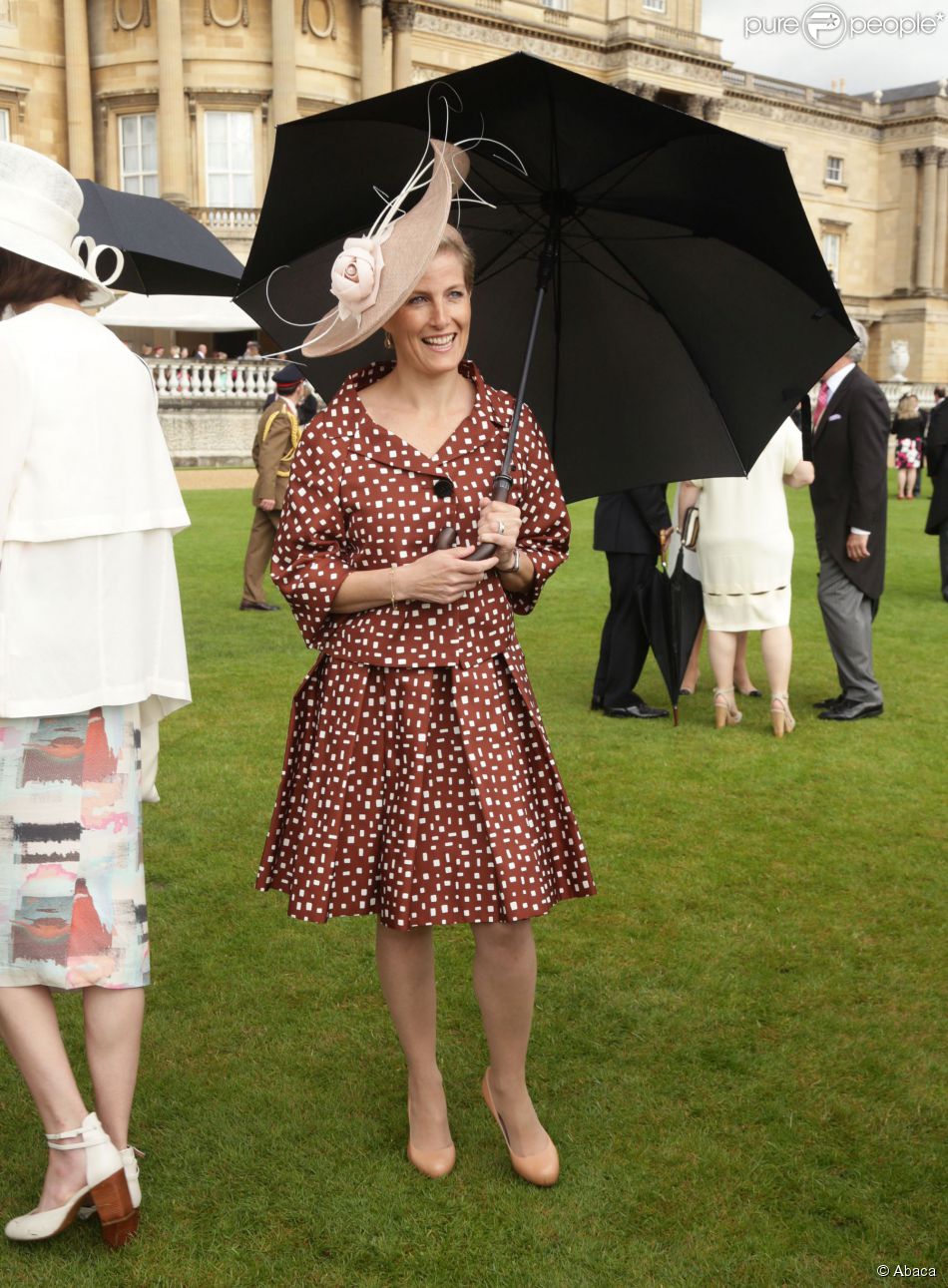  La comtesse Sophie de Wessex, élégante comme toujours, lors de la pluvieuse troisième garden party de l&#039;année organisée à Buckingham Palace le 3 juin 2014. 