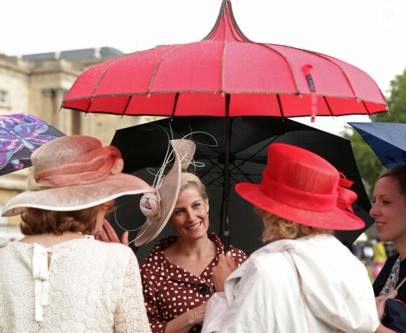 La comtesse Sophie de Wessex, élégante comme toujours, lors de la pluvieuse troisième garden party de l'année organisée à Buckingham Palace le 3 juin 2014.