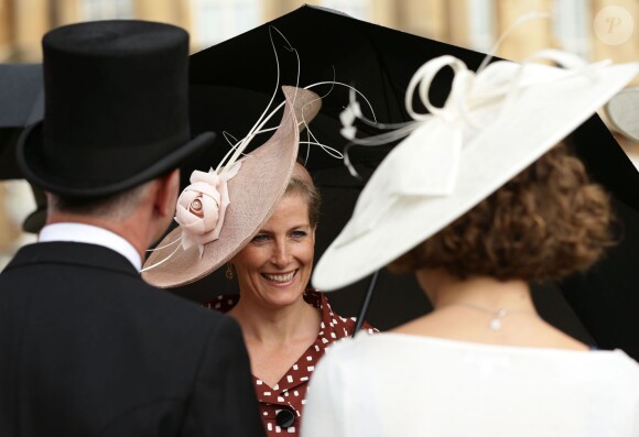 La comtesse Sophie de Wessex, élégante comme toujours, lors de la pluvieuse troisième garden party de l'année organisée à Buckingham Palace le 3 juin 2014.