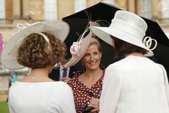 La comtesse Sophie de Wessex, élégante comme toujours, lors de la pluvieuse troisième garden party de l'année organisée à Buckingham Palace le 3 juin 2014.