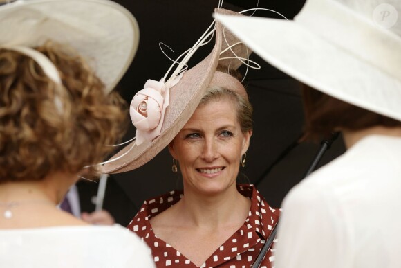 La comtesse Sophie de Wessex, élégante comme toujours, lors de la pluvieuse troisième garden party de l'année organisée à Buckingham Palace le 3 juin 2014.