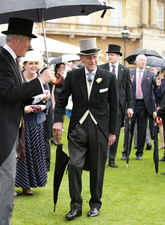 Le prince Philip était de belle humeur lors de la pluvieuse troisième garden party de l'année organisée à Buckingham Palace le 3 juin 2014