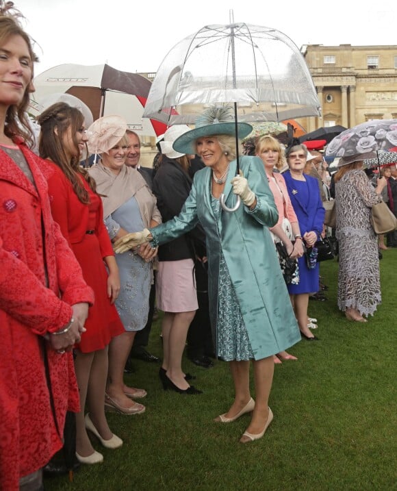 Camilla Parker Bowles lors de la pluvieuse troisième garden party de l'année organisée à Buckingham Palace le 3 juin 2014.
