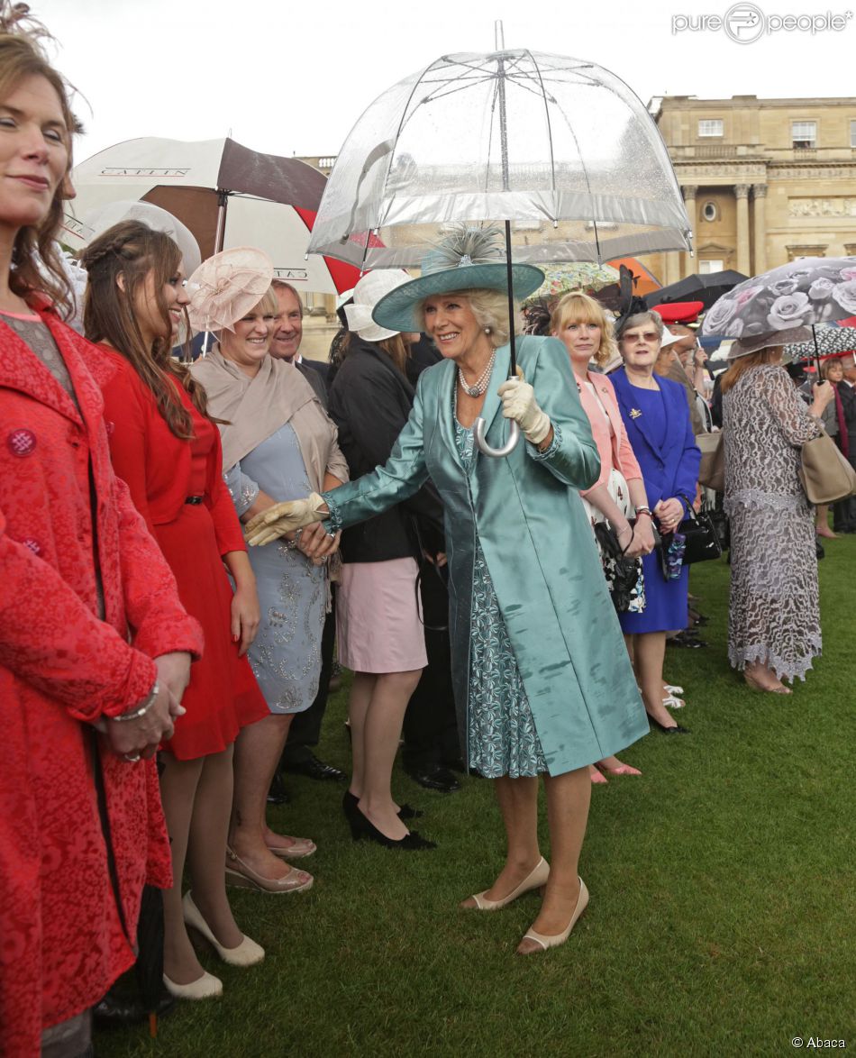 Camilla Parker Bowles lors de la pluvieuse troisième garden party de l&#039;année organisée à Buckingham Palace le 3 juin 2014.