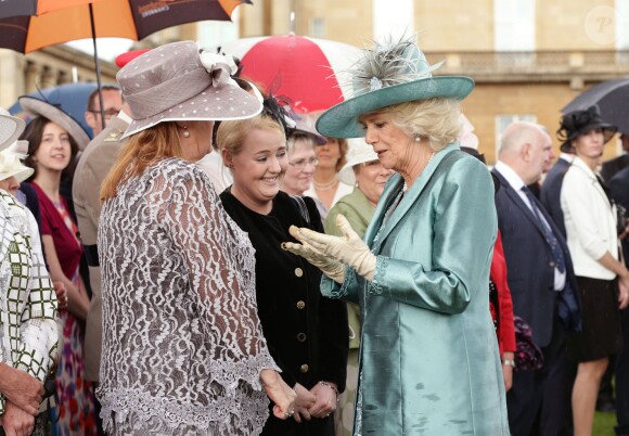 Camilla Parker Bowles lors de la pluvieuse troisième garden party de l'année organisée à Buckingham Palace le 3 juin 2014.