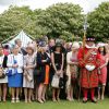 Image des invités lors de la pluvieuse troisième garden party de l'année organisée à Buckingham Palace le 3 juin 2014.
