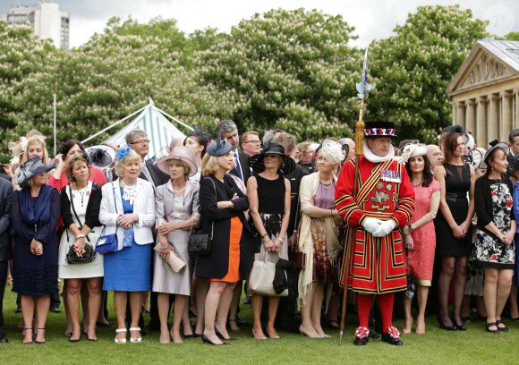 Image des invités lors de la pluvieuse troisième garden party de l'année organisée à Buckingham Palace le 3 juin 2014.
