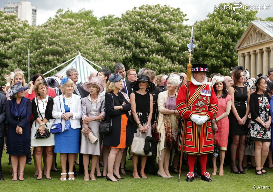 Image des invités lors de la pluvieuse troisième garden party de l&#039;année organisée à Buckingham Palace le 3 juin 2014.