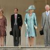 Camilla Parker Bowles et le prince Charles, devant la comtesse Sophie et le comte Edward de Wessex, lors de la pluvieuse troisième garden party de l'année organisée à Buckingham Palace le 3 juin 2014.