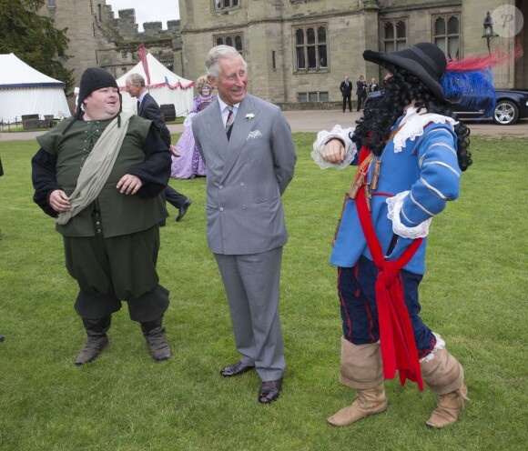 Le prince Charles en visite au château de Warwick le 2 juin 2014 pour le 1 100e anniversaire de l'édifice.