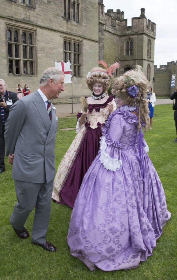 Le prince Charles en visite au château de Warwick le 2 juin 2014 pour le 1 100e anniversaire de l'édifice.