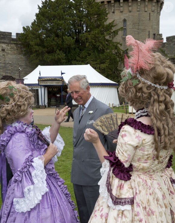 Le prince Charles en visite au château de Warwick le 2 juin 2014 pour le 1 100e anniversaire de l'édifice.