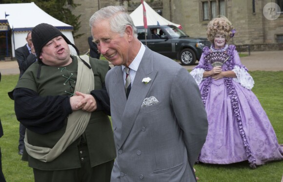Le prince Charles en visite au château de Warwick le 2 juin 2014 pour le 1 100e anniversaire de l'édifice.