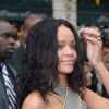 La chanteuse de 26 ans Rihanna arrive pour le lancement de son parfum "Rogue by Rihanna" chez Sephora sur l'avenue des Champs-Elysées à Paris, le 4 juin, 2014.