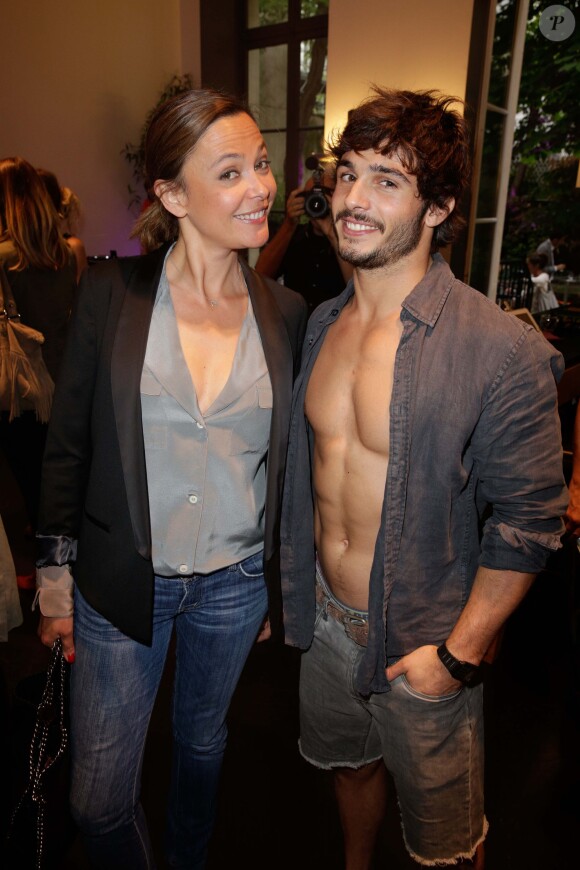 Sandrine Quétier (ici accompagnée d'un mannequin) assiste à la soirée organisée par la marque de produits capillaires Aussie à Paris, le mercredi 4 juin 2014.