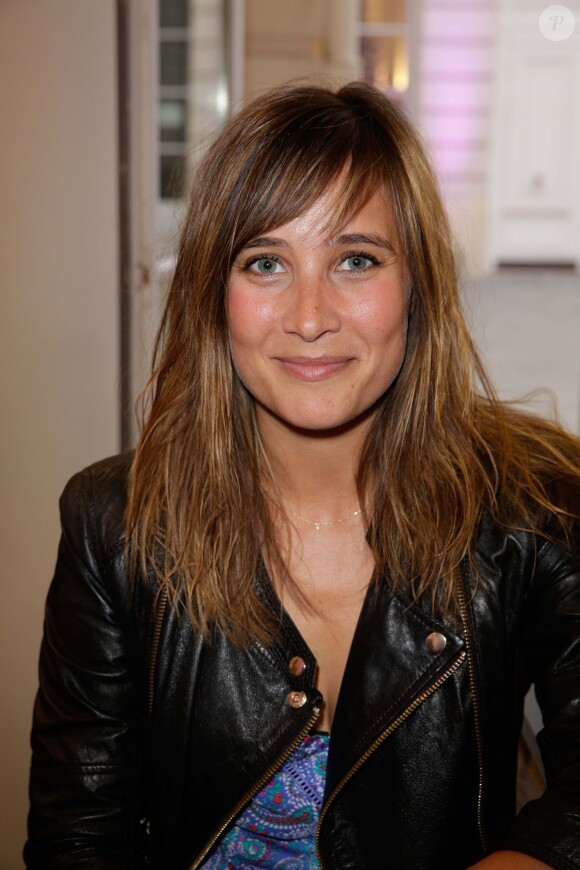 Julie de Bona assiste à la soirée organisée par la marque de produits capillaires Aussie à Paris, le mercredi 4 juin 2014.