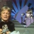 Claude François chante Le téléphone pleure, avec la jeune Frédérique Barkoff, sur le plateau de Système Deux, le 14 décembre 1975.