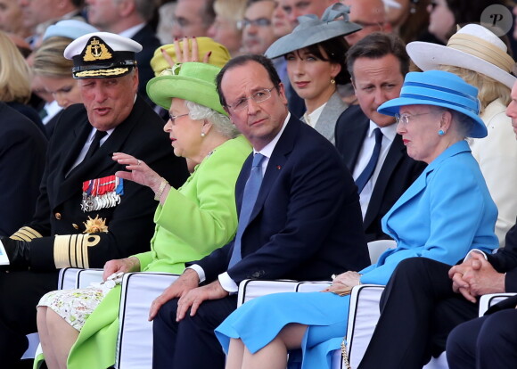 Le roi Harald de Norvège, la reine Elisabeth II d'Angleterre, François Hollande et la reine Margrethe de Danemark - Cérémonie de commémoration du 70e anniversaire du débarquement sur la plage Sword Beach à Ouistreham, le 6 juin 2014.