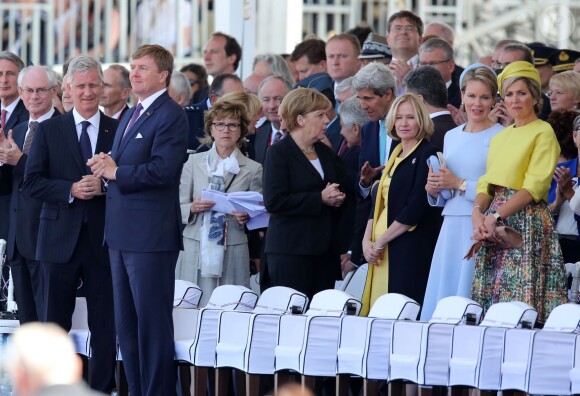 Herman Van Rompuy, Le roi Philippe de Belgique, le roi Willem-Alexander des Pays-Bas, Angela Merkel, John Kerry, la reine Mathilde de Belgique et la reine Maxima des Pays-Bas - Cérémonie de commémoration du 70e anniversaire du débarquement sur la plage Sword Beach à Ouistreham, le 6 juin 2014.