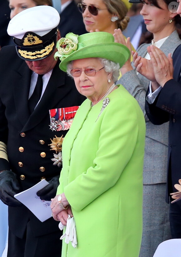 La reine Elisabeth II d'Angleterre - Cérémonie de commémoration du 70e anniversaire du débarquement sur la plage Sword Beach à Ouistreham, le 6 juin 2014.