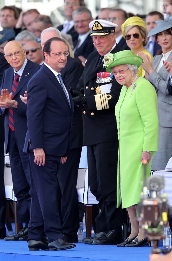 Giorgio Napolitano (Président de l'Italie), François Hollande, le roi Harald de Norvège et la reine Elisabeth II d'Angleterre - Cérémonie de commémoration du 70e anniversaire du débarquement sur la plage Sword Beach à Ouistreham, le 6 juin 2014.