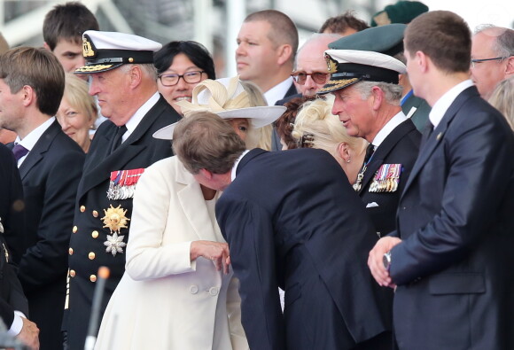 Le roi Harald V de Norvège, la duchesse de Cornouailles, Camilla Parker Bowles, le prince Charles d'Angleterre et le grand-duc Henri de Luxembourg - Cérémonie de commémoration du 70e anniversaire du débarquement sur la plage Sword Beach à Ouistreham, le 6 juin 2014.