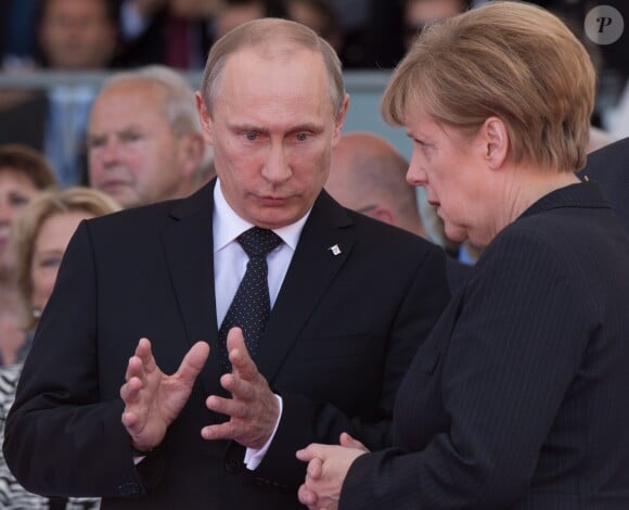 Vladimir Poutine (président russe) et Angela Merkel (chancelière allemande) - Cérémonie de commémoration du 70e anniversaire du débarquement sur la plage Sword Beach à Ouistreham, le 6 juin 2014.