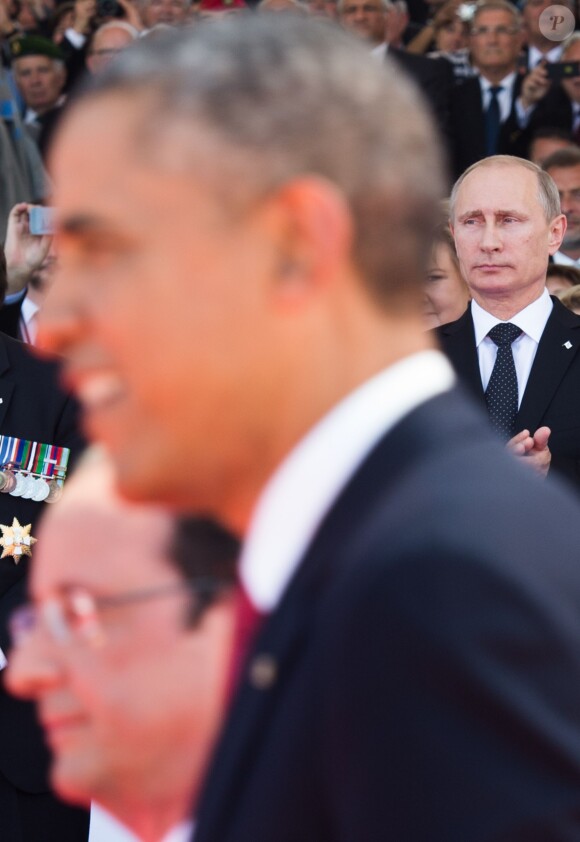 Barack Obama (président américain), François Hollande (président français) et Valdimir Poutine (président russe) - Cérémonie de commémoration du 70e anniversaire du débarquement sur la plage Sword Beach à Ouistreham, le 6 juin 2014.
