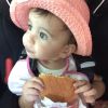 Jade Foret : La petite Livia mange un Quick sur le chemin du zoo de Vincennes