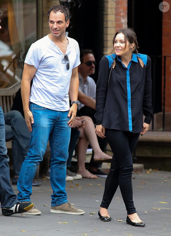Katharine McPhee et son mari Nick Cokas quittent un restaurant à Los Angeles le 6 octobre 2012.