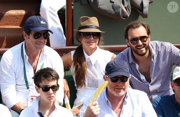 Patrick Bruel en compagnie de ses fils Oscar et Léon et de sa compagne Caroline, le dimanche 8 juin 2014, pour la finale hommes de Roland-Garros 2014. Cyril Lignac est à leur côté !