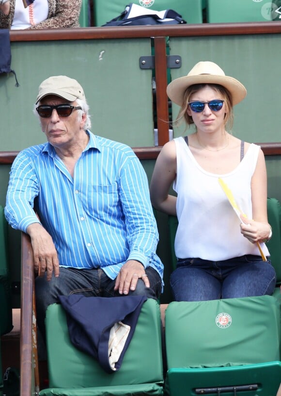 Gérard Darmon et une amie à la finale homme des Internationaux de France de tennis de Roland Garros à Paris le 8 juin 2014