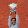 Rafael Nadal remporte la finale de Roland Garros en battant Novak Djokovic à Paris, le 8 juin 2014.