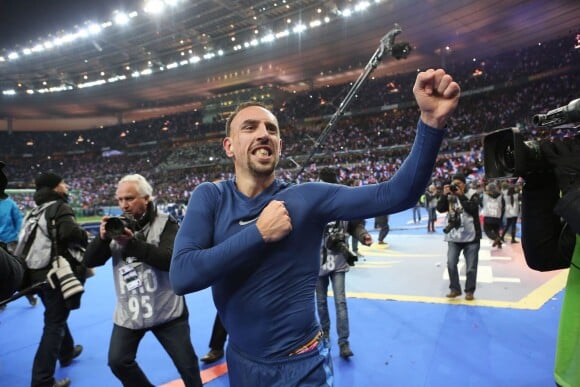 Franck Ribéry fête la victoire de l'équipe de France et la qualification pour le Mondial, le 19 novembre 2013.