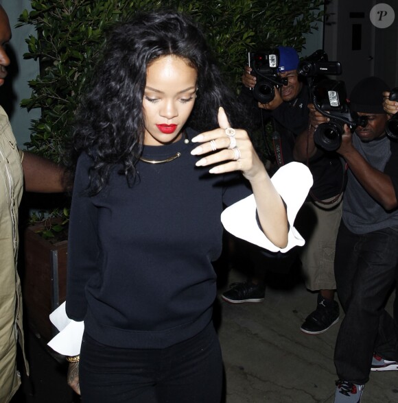 Rihanna quitte le restaurant Giorgio Baldi à Santa Monica, après un dîner avec Chris Martin. Le 8 juin 2014.