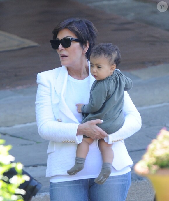Kris Jenner et North (fille de Kim Kardahian et de Kanye West) - La famille Kardashian quitte l'hôtel "Belmond Villa San Michele" à Florence en Italie au lendemain du mariage de Kim Kardashian avec Kanye West le 25 mai 2014.