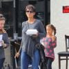 Exclusif - Halle Berry et sa fille Nahla sont allées déjeuner avec des amies à Los Angeles. Le 22 mars 2014.
