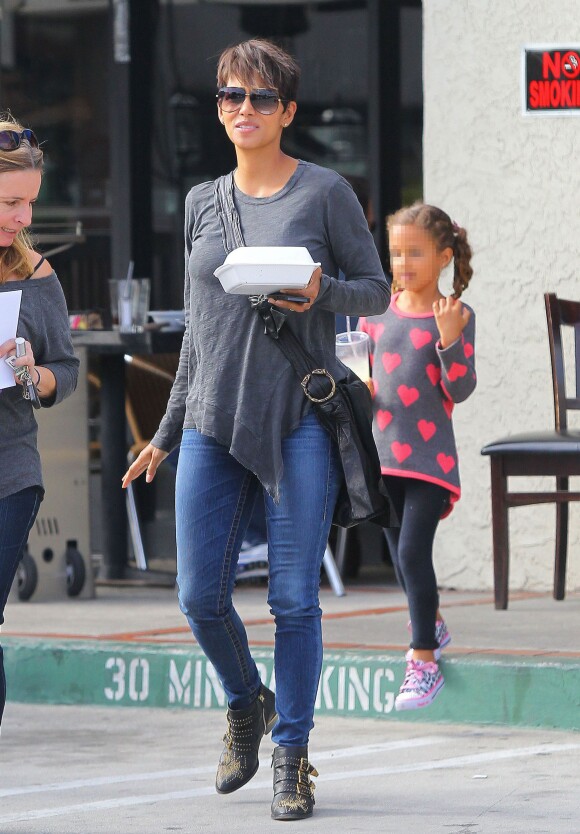 Exclusif - Halle Berry et sa fille Nahla sont allées déjeuner avec des amies à Los Angeles. Le 22 mars 2014.