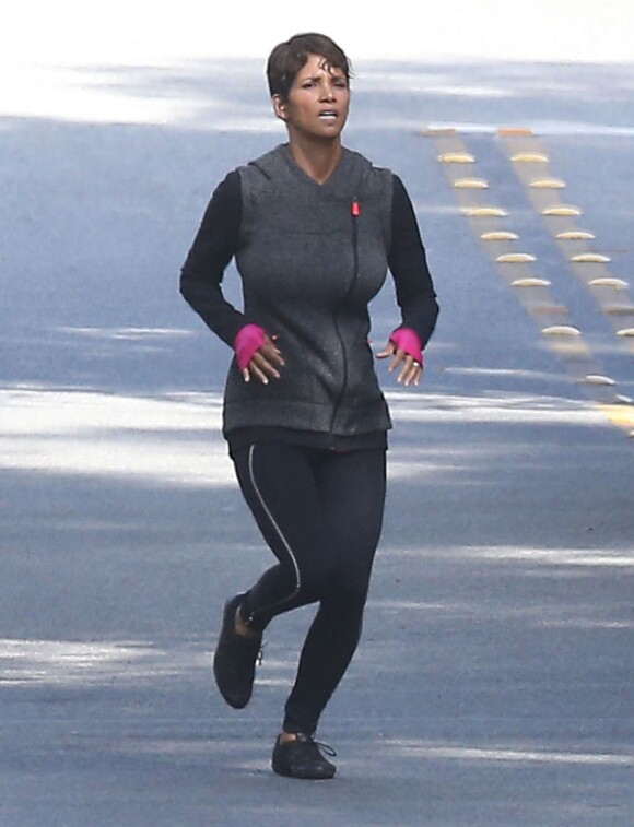 Halle Berry sur le tournage de "Extant" à Pasadena, le 20 mars 2014.
